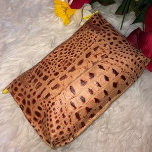 🌺B. May cosmetic / toiletry bag 🌺